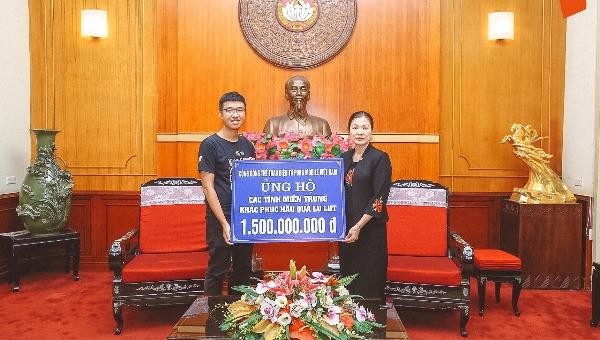 Đại diện TW MTTQ VN tiếp nhận 1,5 tỷ đồng từ Cộng đồng Bộ môn thể thao điện tử PUBG Mobile Việt Nam.