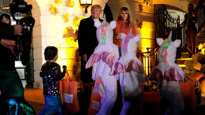 Tổng thống Mỹ Donald Trump và phu nhân Melania trong lễ Halloween 2020 tại Nhà Trắng.