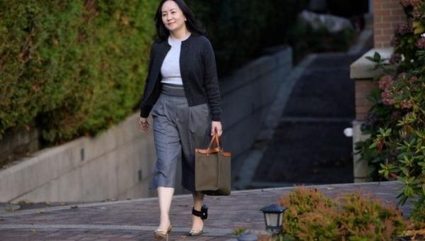Bà Mạnh Vãn Châu rời nhà riêng ở Vancouver để tới trình diện tại Tòa án Tối cao British Columbia, Canada, hôm 26/10. Ảnh: AFP.