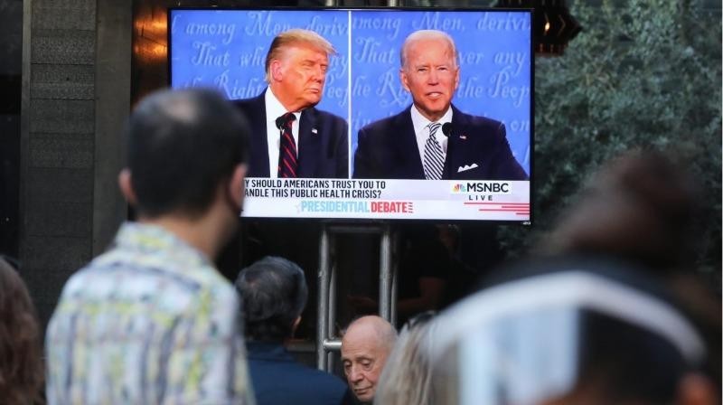 Cử tri theo dõi các ứng cử viên tổng thống Trump và Biden tranh luận.