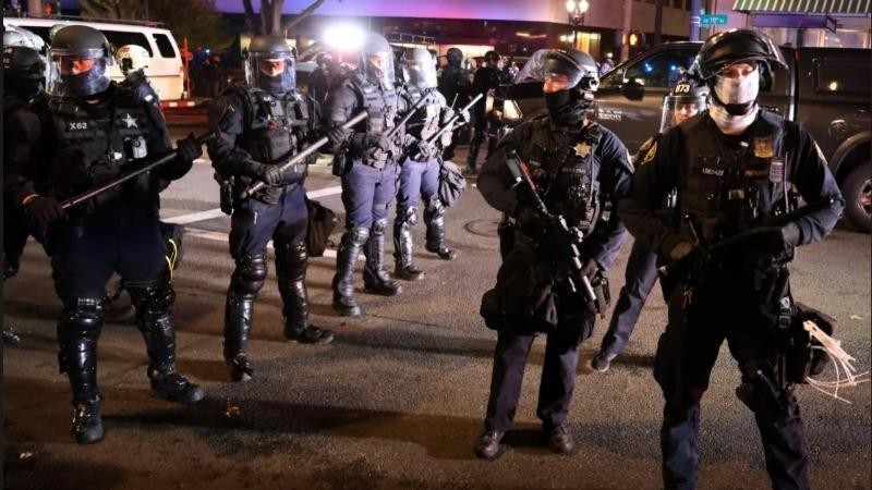Cảnh sát chống bạo động Mỹ ở Portland hôm 4/11 (giờ Mỹ). Ảnh: Reuters.