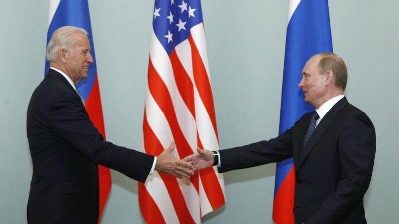 Ông Biden và ông Putin trong một lần gặp gỡ. Ảnh: AP.