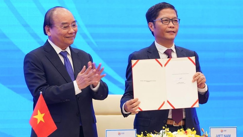 Tại Hà Nội, Bộ trưởng Công Thương Trần Tuấn Anh, đại diện Việt Nam, ký Hiệp định RCEP. Ảnh: VGP/Quang Hiếu.