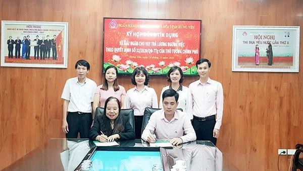 NHCSXH tỉnh Hưng Yên ký hợp đồng tín dụng với khách hàng được vay vốn.