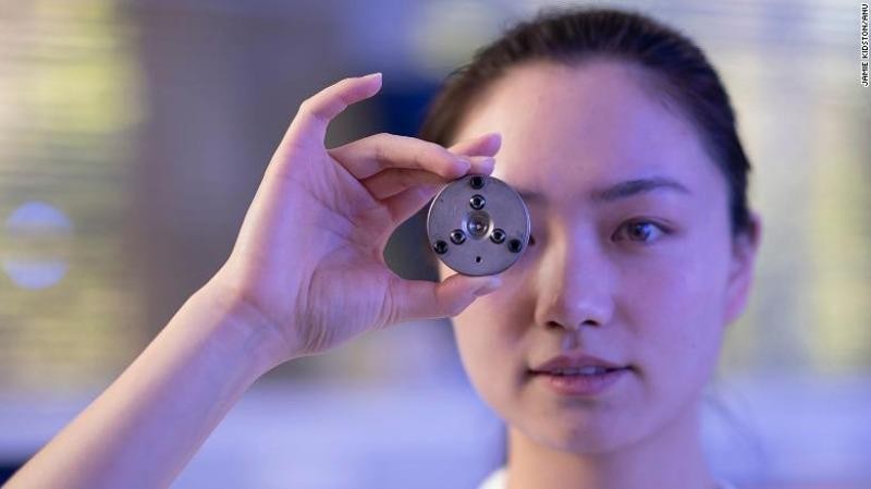 Nhà khoa học Xingshuo Huang từ Đại học Quốc gia Úc đang giữ chiếc đe kim cương mà nhóm đã sử dụng để chế tạo kim cương trong phòng thí nghiệm.