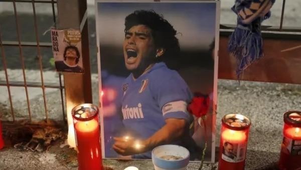 Người dân Argentina bày tỏ tiếc thương đối với "Cậu bé vàng" Maradona.