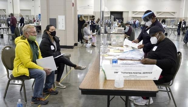 Các nhân viên bầu cử bang Wisconsin đã hoàn tất công tác kiểm lại phiếu bầu ở hạt Milwaukee - Ảnh: AP.
