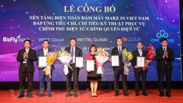 Đại diện Bộ TT&TT trao chứng nhận cho đại diện 5 doanh nghiệp có nền tảng đám mây Make in Vietnam đạt tiêu chuẩn.