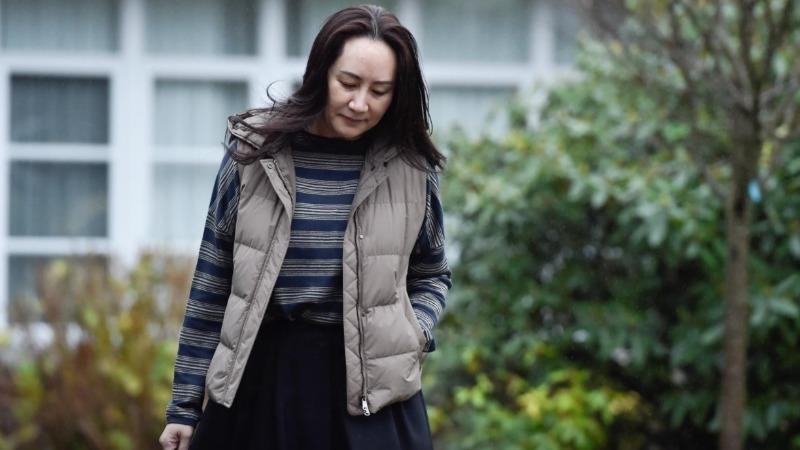 Bà Mạnh Vãn Châu rời nhà tới dự phiên tòa ở Vancouver, British Columbia, Canada ngày 7/12/2020. Ảnh: Reuters