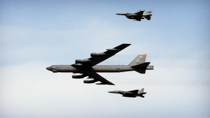 Lầu Năm Góc đã điều một cặp máy bay ném bom B-52 từ căn cứ của họ ở Barksdale (Los Angeles) đến Trung Đông và trở lại. Ảnh: Ahn Young-joon/AP