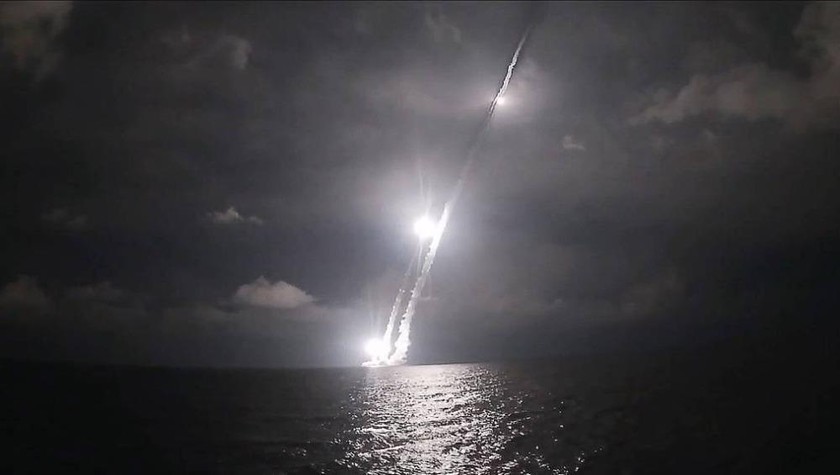 Xem tàu ngầm hạt nhân Nga phóng 4 tên lửa đạn đạo