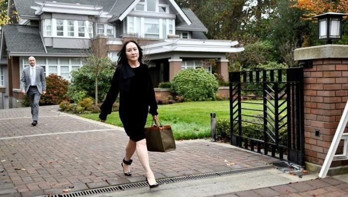 Giám đốc tài chính của Huawei Mạnh Vãn Châu rời nhà để tham dự một phiên tòa ở Vancouver (Canada). Ảnh: Sarah Berman