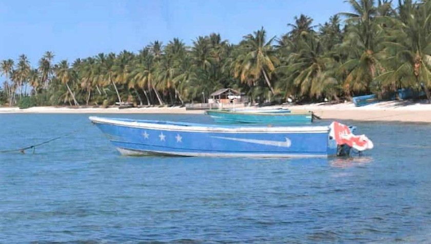 Con thuyền đã dạt vào đảo san hô Ailuk, thuộc quần đảo Marshall, vào tuần trước. Ảnh: Sở cảnh sát Quần đảo Marshall / AFP / Getty Images