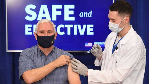 Phó Tổng thống Mike Pence tiêm vắc-xin ngừa Covid-19 tại Washington DC. Ảnh: Saul Loeb / AFP / Getty Images