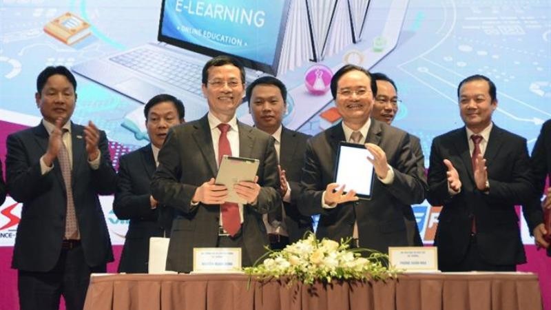 Bộ trưởng Bộ GD-ĐT Phùng Xuân Nhạ và Bộ trưởng Bộ TTTT Nguyễn Mạnh Hùng ký kết hợp tác triển khai chuyển đổi số trong GDĐT.