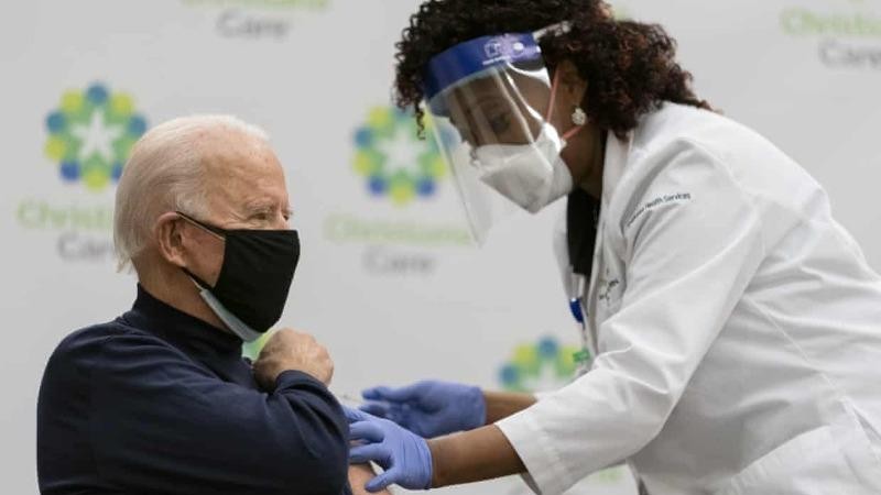 Ông Joe Biden được tiêm vắc-xin tại cơ sở y tế Christiana Care ở Newark, Delaware. Ảnh: Alex Edelman/AFP