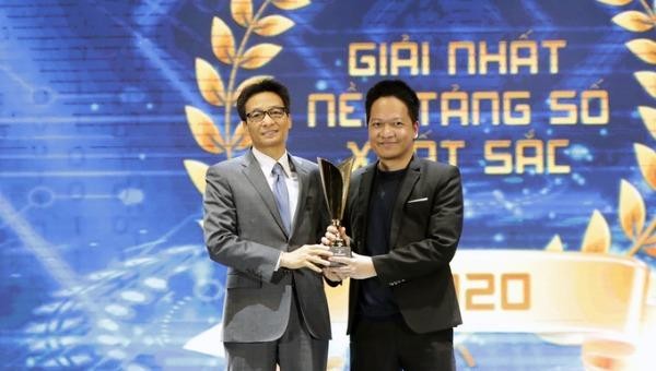 Phó thủ tướng Vũ Đức Đam trao giải nhất nền tảng số xuất sắc nhất cho ông Phạm Kim Hùng, CEO Base.vn.