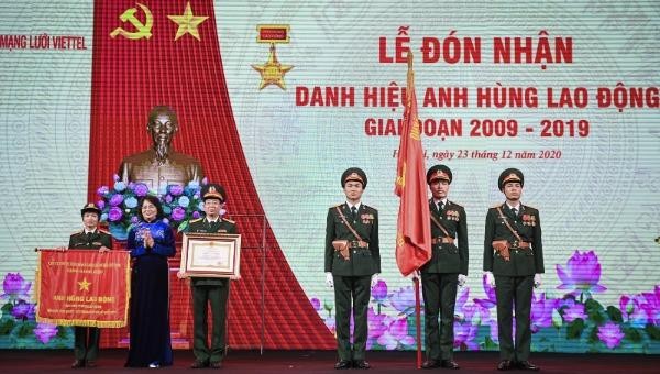 Phó Chủ tịch nước Đặng Thị Ngọc Thịnh trao tặng danh hiệu Anh hùng Lao động cho Tổng Công ty Mạng lưới Viettel.