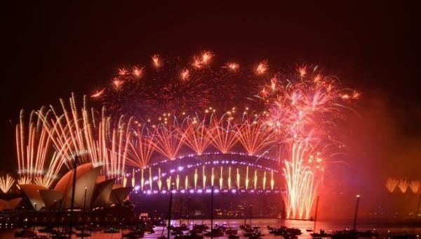 Pháo hoa bắn lên từ Cầu cảng Sydney vào khoảnh khắc giao thừa. Ảnh: AFP.
