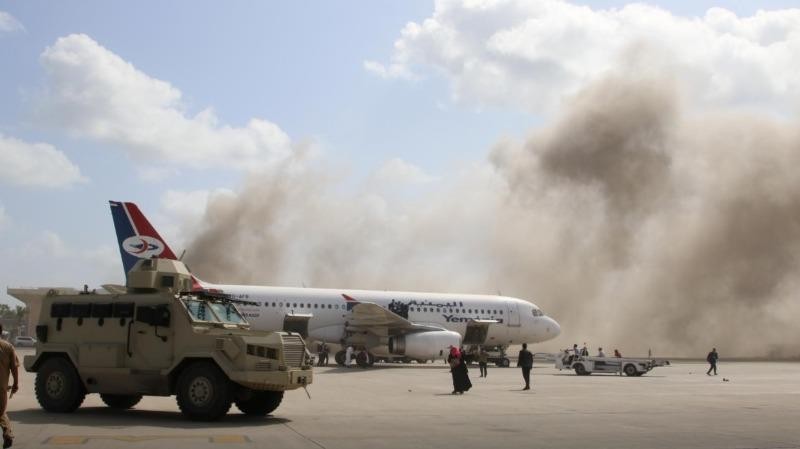 Khói bụi mịt mù ở sân bay quốc tế Aden ngày 30/12. Ảnh: Reuters