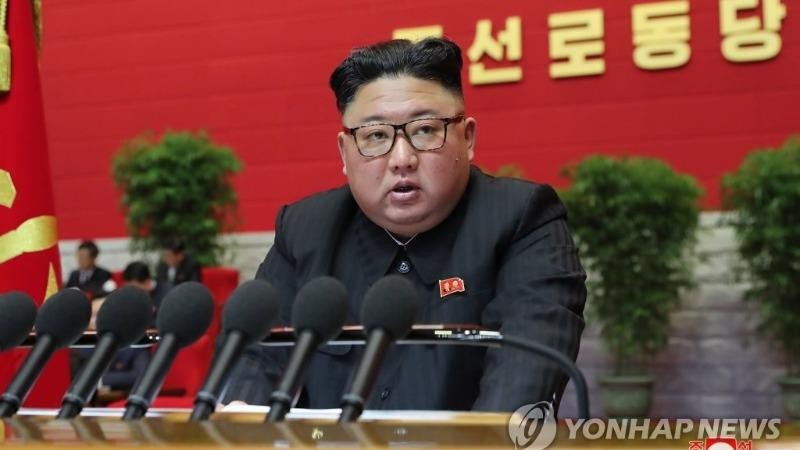 Chủ tịch Đảng Lao động Triều Tiên, Chủ tịch Ủy ban Quốc vụ Cộng hòa Dân chủ Nhân dân Triều Tiên, nhà lãnh đạo Kim Jong-un đọc báo cáo khai mạc. (Nguồn: KCNA).