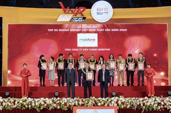 Đại diện MobiFone nhận chứng nhận Top 50 thương hiệu Việt Nam xuất sắc.