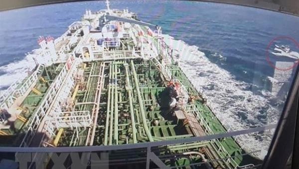 Tàu chở dầu MT Hankuk Chemi (bên phải) của Hàn Quốc bị tạm giữ tại cảng của Iran, sau khi bị bắt giữ ở vùng Vịnh, ngày 4/1/2021. (Ảnh: Yonhap/TTXVN)
