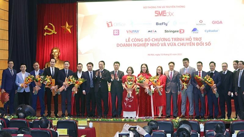 Phó Thủ tướng Vũ Đức Đam và Bộ trưởng Nguyễn Mạnh Hùng tặng hoa cho các nền tảng số xuất sắc Make in Viet Nam hỗ trợ doanh nghiệp vừa và nhỏ chuyển đổi số.