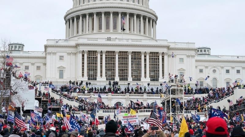 Người biểu tình ủng hộ tổng thống Trump tràn vào tòa nhà Quốc hội Mỹ, ngày 6/1/2021. Ảnh: AP
