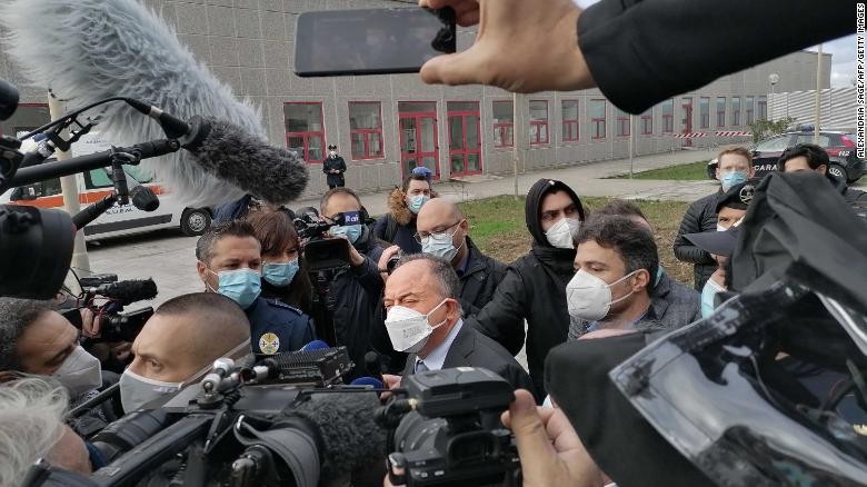 Công tố viên Nicola Gratteri trả lời phỏng vấn của giới truyền thông trước phiên tòa xét xử hơn 350 thành viên nhóm mafia 'Ndrangheta ở Calabria.