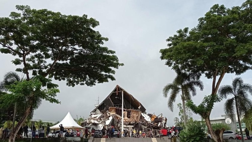 Nhà cửa bị đổ sập trên đảo Sulawesi của Indonesia sau khi nơi đây xảy ra động đất mạnh 6,2 độ vào rạng sáng 15/1.