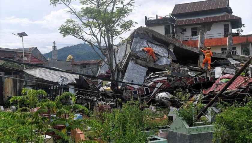 Trận động đất 6,2 độ rích-te khiến nhiều tòa nhà đổ sập ở tỉnh Tây Sulawesi, Indonesia. ẢNh: Reuters.