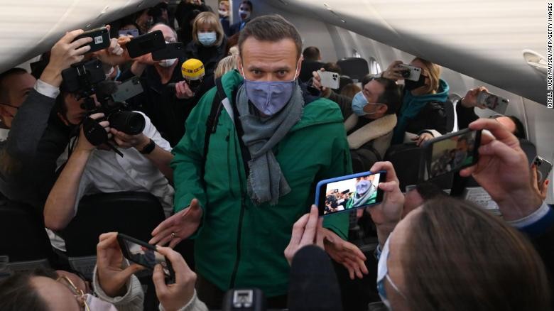 Ông Alexei Navalny trên chuyến bay từ Đức về Nga.