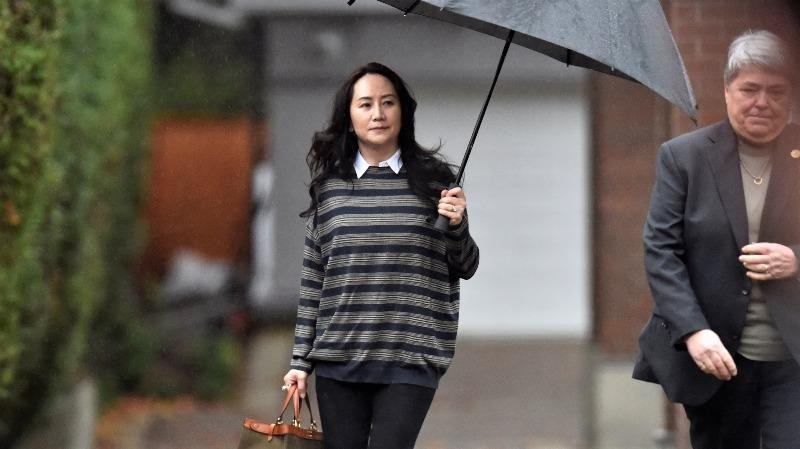 Bà Mạnh Vãn Châu rời nhà ở Vancouver (Canada) - nơi bà đang bị giam lỏng - đến một phiên điều trần. Ảnh: Reuters.