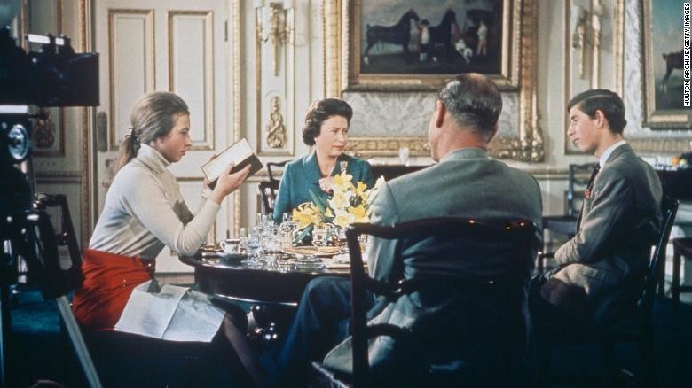 Nữ hoàng Elizabeth II, Hoàng thân Philip, Công chúa Anne và Thái tử Charles dùng bữa trưa tại Lâu đài Windsor trước các máy quay của BBC quay phim cho bộ phim tài liệu.