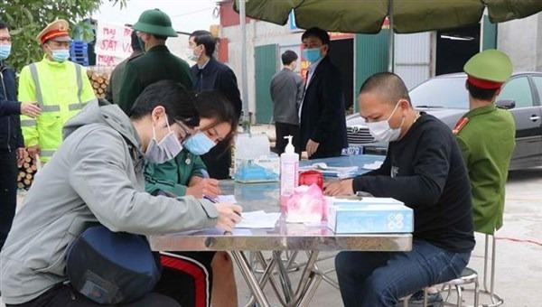 Người dân khai báo y tế tại chốt kiểm soát dịch bệnh xã Nghĩa Đạo, huyện Thuận Thành, tỉnh Bắc Ninh. (Ảnh: Thanh Thương/TTXVN)