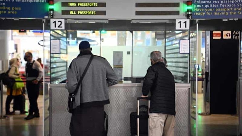 Du khách xuất trình giấy tờ tại sân bay quốc tế Charles de Gaulle (Pháp) vào ngày 1/2/2021. Ảnh: AFP/Getty 