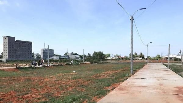 Khu vực đất phân lô bán nền mới hình thành trên địa bàn thành phố Phan Thiết. Ảnh: Nguyễn Thanh/TTXVN.