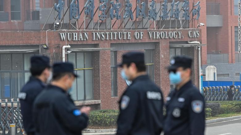 Nhân viên an ninh đứng gác bên ngoài Viện virus Vũ Hán ở Vũ Hán, Trung Quốc vào ngày 3/2/2021.