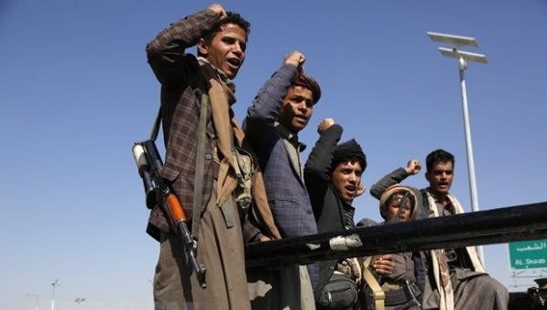 Các tay súng Houthi tại thủ đô Sanaa. (Ảnh: THX/TTXVN)