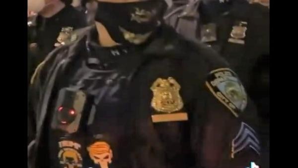 Hình ảnh cổ vũ ông Trump trên trang phục của nữ cảnh sát New York.