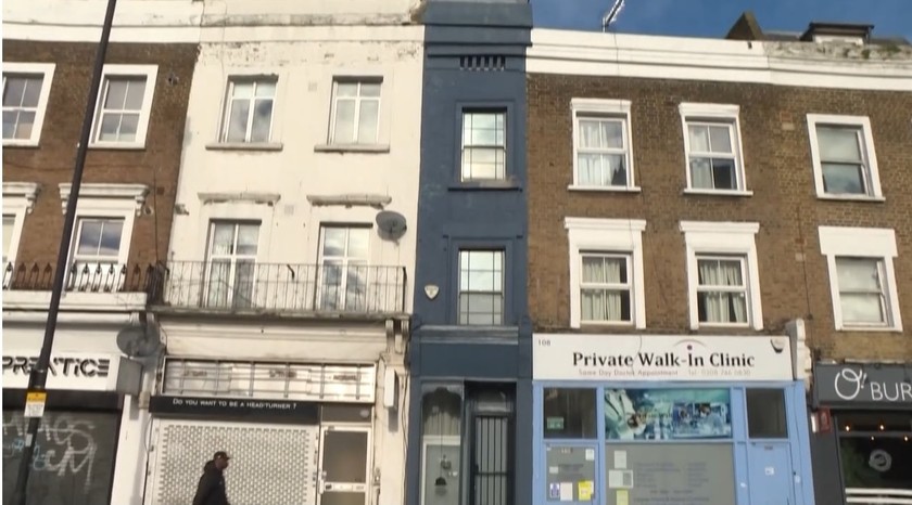 Ngôi nhà mỏng nhất London (màu sẫm, ở giữa) được rao bán - Ảnh: AFP
