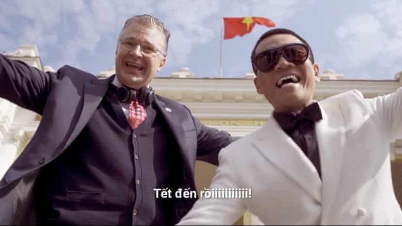 Đại sứ Mỹ tại Việt Nam Daniel Kritenbrink cùng rapper Wowy xuất hiện trong video chúc Tết bằng rap Việt - Ảnh chụp màn hình