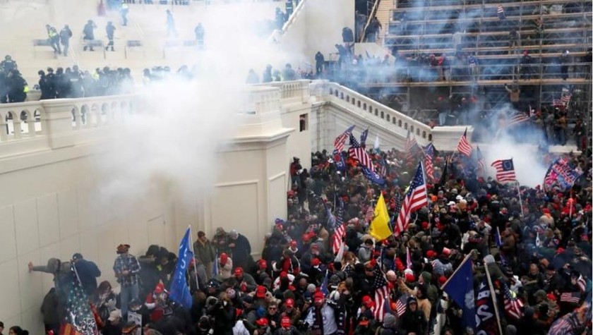 Đám đông biểu tình ủng hộ ông Trump tràn vào tòa nhà Quốc hội Mỹ, ngày 6/1/2021. Ảnh: Reuters.
