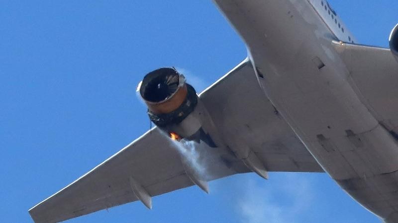 Hình ảnh ghi lại động cơ bốc cháy của chuyến bay mang số hiệu 328 của hãng United Airlines (Mỹ) - Ảnh: REUTERS