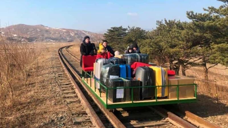Các nhà ngoại giao Nga đã rời Triều Tiên trên một xe đẩy đường sắt. Ảnh: Bộ Ngoại giao Nga