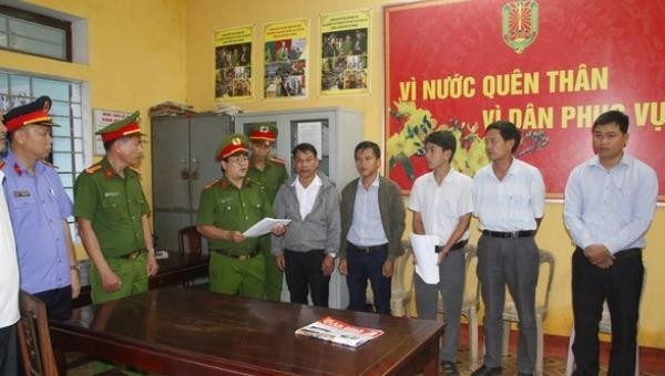 Công an tỉnh Thừa Thiên-Huế khởi tố các cán bộ liên quan đến sai phạm ký khống giấy tờ đất đai diễn ra ở phường Thủy Xuân, Thành phố Huế. (Nguồn: Tuổi trẻ)