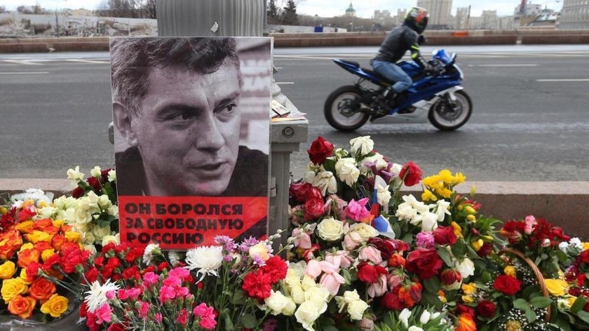 Người ái mộ đặt hoa tưởng niệm ông Boris Nemtsov nơi ông bị bắn chết 6 năm trước.