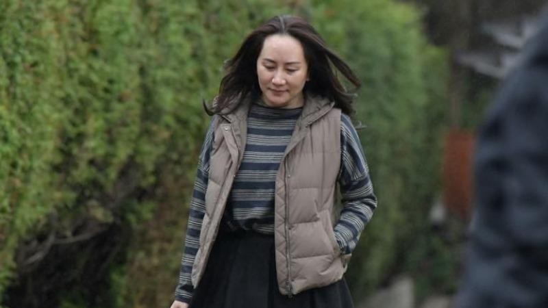 Giám đốc tài chính Huawei Mạnh Vãn Châu rời nhà riêng để tới phiên tòa ở British Columbia, Canada ngày 1/3 vừa qua. Ảnh: AFP.