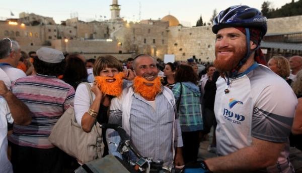 Tay đua xe đạp người Israel Roei Sadan cùng bạn bè và các thành viên trong gia đình tại Thành cổ Jerusalem, ngày 14/9/2011, sau khi hoàn thành chuyến đi xe đạp vòng quanh thế giới. Ảnh: Kobi Gideon/Flash90.